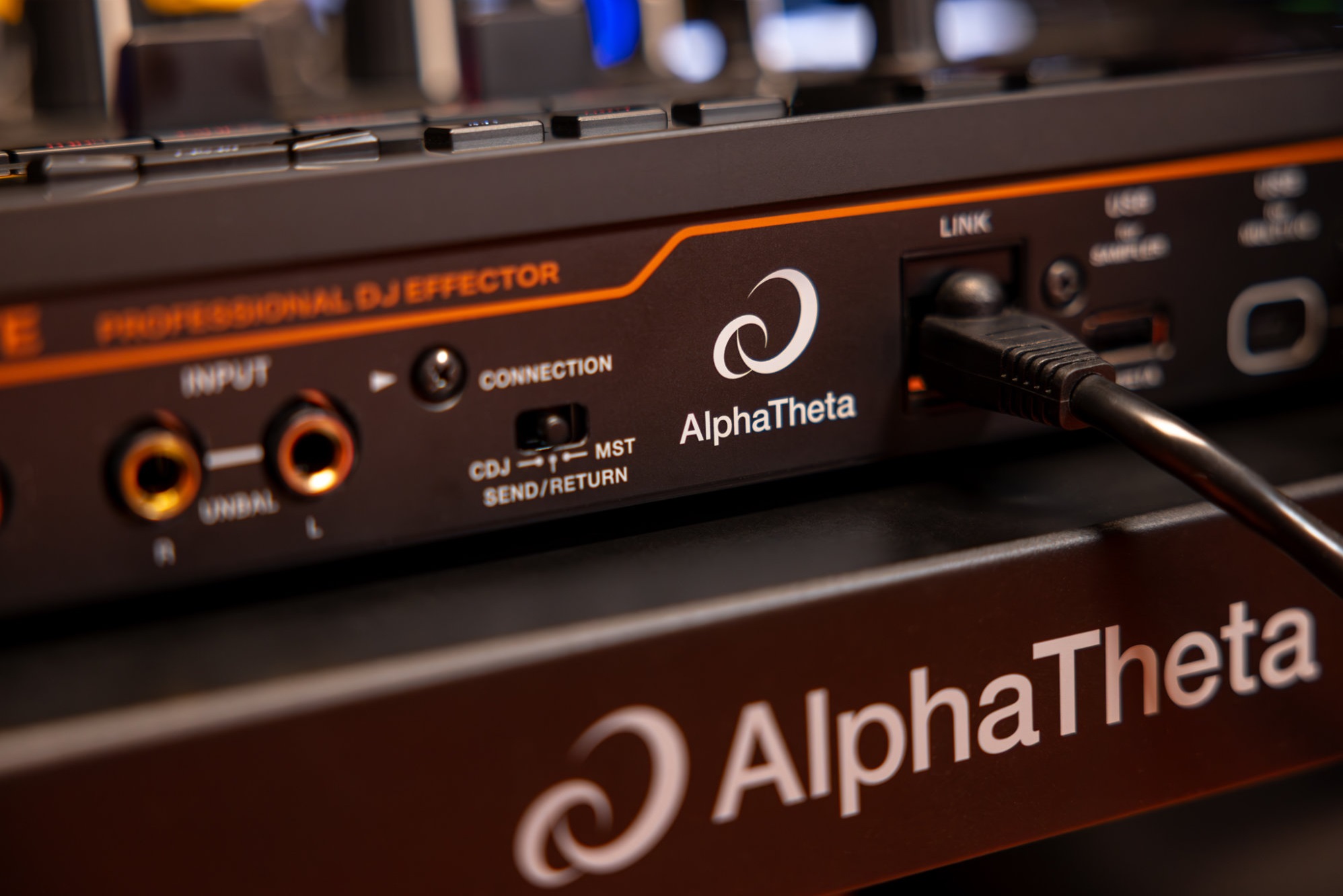 اتصالات و سازگاری AlphaTheta RMX-IGNITE؛ هماهنگی کامل با تجهیزات حرفه‌ای دی‌جی