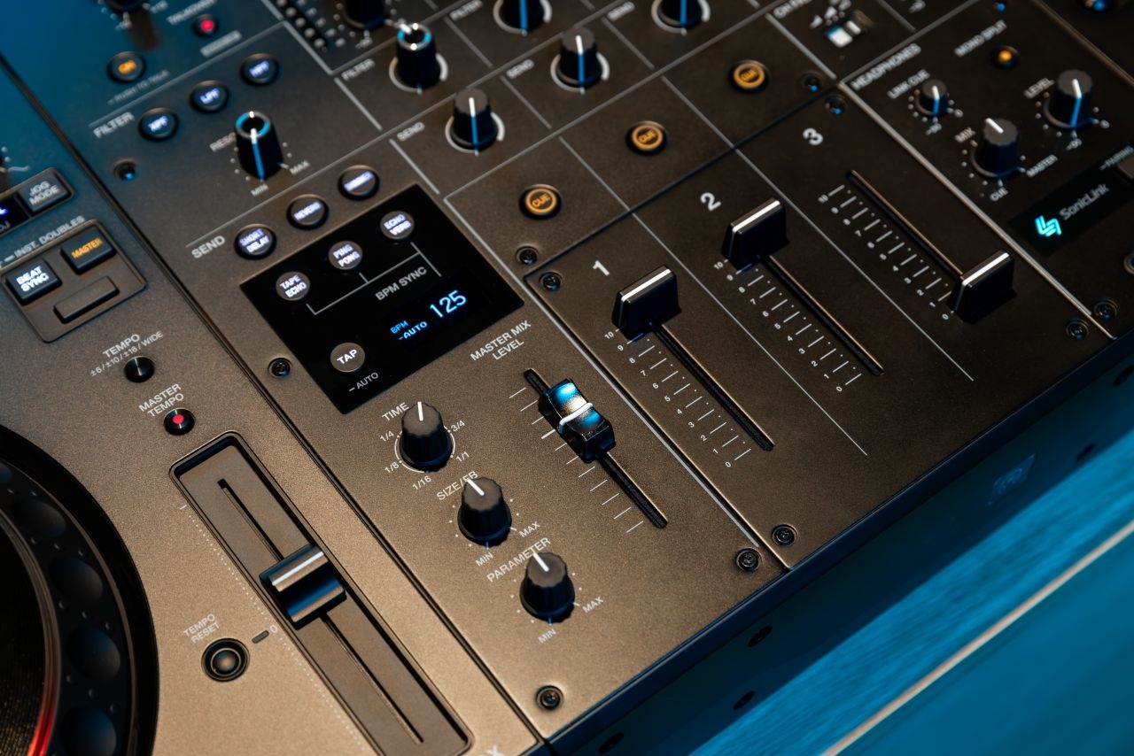 بررسی EQ چهار باند AlphaTheta DJM-V5؛ کنترل کامل‌تر روی فضای میکس