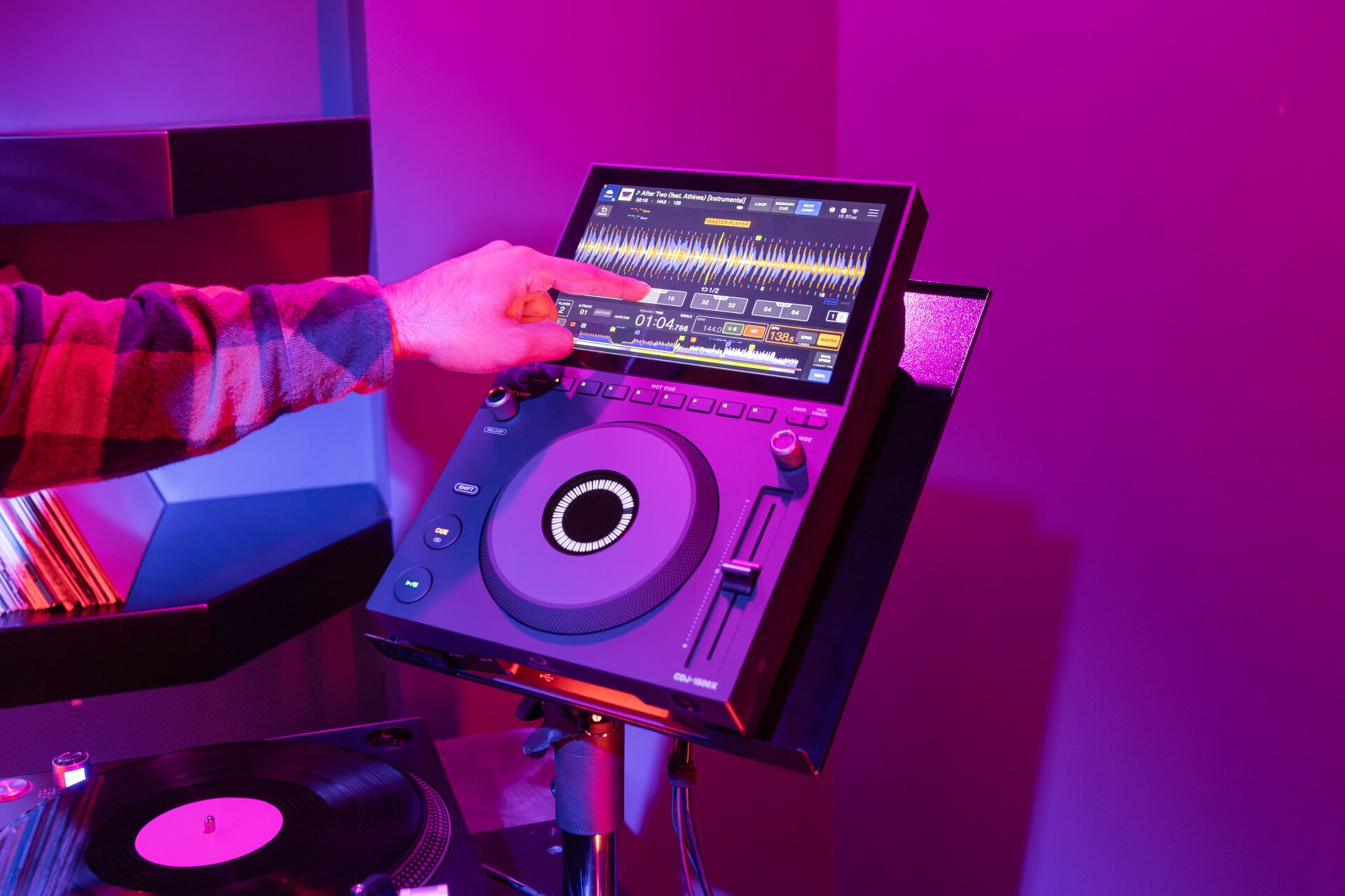 مقایسه AlphaTheta CDJ-1500X با CDJ-3000X؛ کدام پلیر دی‌جی برای شما مناسب‌تر است؟